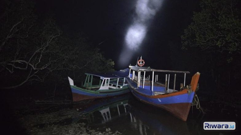 Perahu penyelundup pasir timah yang ditinggalkan